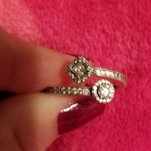 Sparkling square and circle open ring